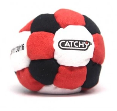 sticky YoYoFactory Catchy Footbag, 26 paneles, homokkal töltött - piros/fekete